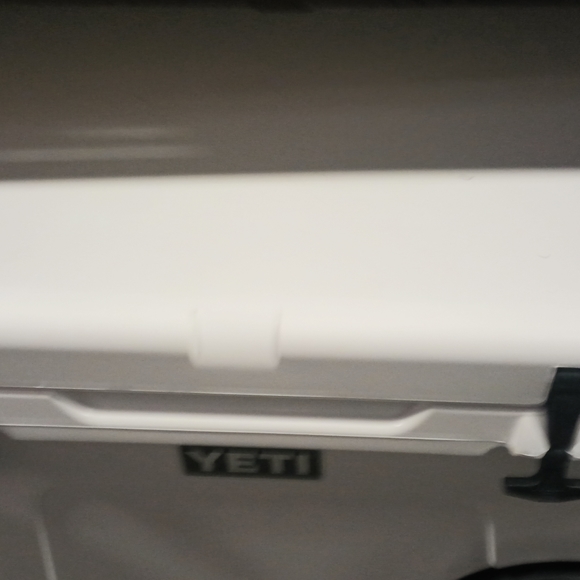 Yetti cooler - Picture 2 of 3